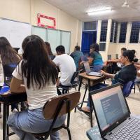 Estudiantes aplican Prueba Comprensiva digital