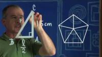 Señor realiza dibujos en una pizarra para explicar fórmulas en una lección en un video