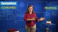 Señora mirando al frente, explica una lección para un video