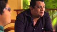 Captura de un video donde aparece un señor conversarndo con otras personas