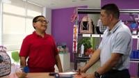 Un adulto y un niño conversan