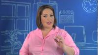 Mujer de camiseta rosada explica una lección
