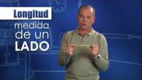 Señor mirando al frente, explica una lección para un video