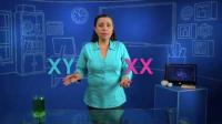 Señora mira al frente explicando una lección