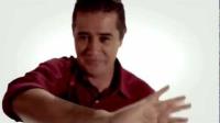 Señor mirando al frente, explica una lección para un video