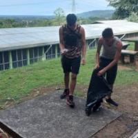 estudiantes con bolsas de basura