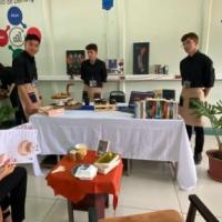 estudiantes con café