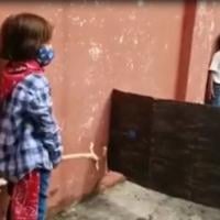 estudiantes jugando el torito
