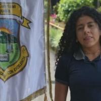 estudiante con estandarte del colegio