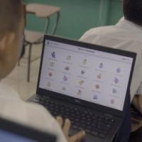 estudiante con computadora