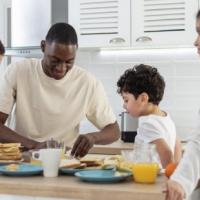 Familia preparando alimentos