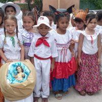 niños con trajes típicos