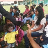 Estudiantes saludando al niño llamado Atsi