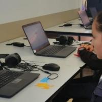 estudiangte utilizando computadora