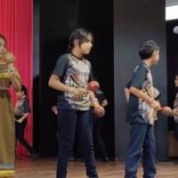 estudiantes haciendo acto cultural