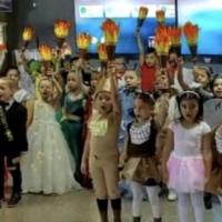 niños con antorchas