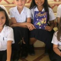 estudiantes con el libro
