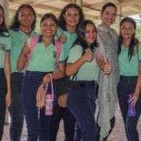 Signe acompañanda de estudiantes