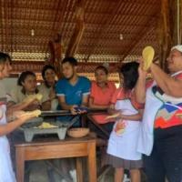 estudiantes haciendo tortillas