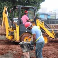 constructores con excavadora 