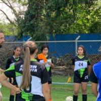 estudiantes del equipo de fútbol femenino