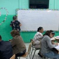 profesora con estudiantes