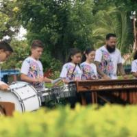 estudiantes con marimbas, tambores y guitarras