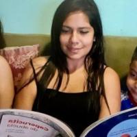 Niños con adulta leyendo libros