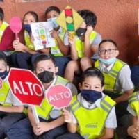 Niños y Niñas con señales de tránsito