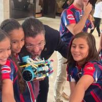 estudiantes con Rodrigo Chaves