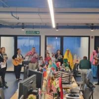 personas cantando villancicos