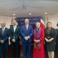 Ministra de educación con Presidente de Costa Rica 
