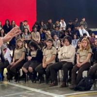 Viceministro con estudiantes