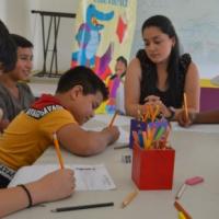 niños escribiendo