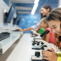 niña con microscopio 