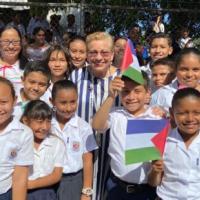 Ministra con estudiantes
