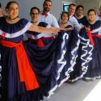 Funcionarios participan en acto cívico para celebrar la independencia