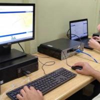 estudiante en computadora