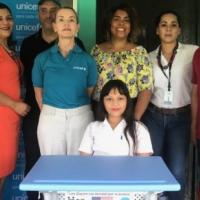 1.400 niñas, niños, personas adolescentes y adultas reciben nuevos pupitres para apoyar su aprendizaje