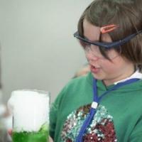 Niñas experimentan, exploran y aprenden sobre ciencia y tecnología