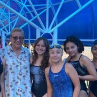 estudiantes atletas de natación con la ministra