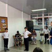 Estudiantes exponiendo
