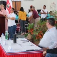 Ministra dando discurso