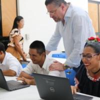 presidente con estudiantes