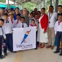 Rodrigo Chaves Robles, y la Ministra de Educación, Anna Katharina Müller Castro, junto a estudiantes de la zona de Talamanca
