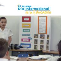 Estudiantes en un salón de clases, una pareja de estudiantes exponen frente a un grupo de escolares