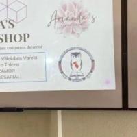 Joven presenta su emprendimiento