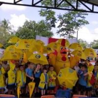 Donación de 2 mil capas y 2 mil sombrillas reflectantes para estudiantes de primaria.