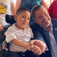 Niño de seis años con problemas de movilidad y presidente de la República