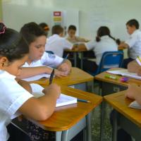 Estudiantes de primaria sentados en sus sillas
